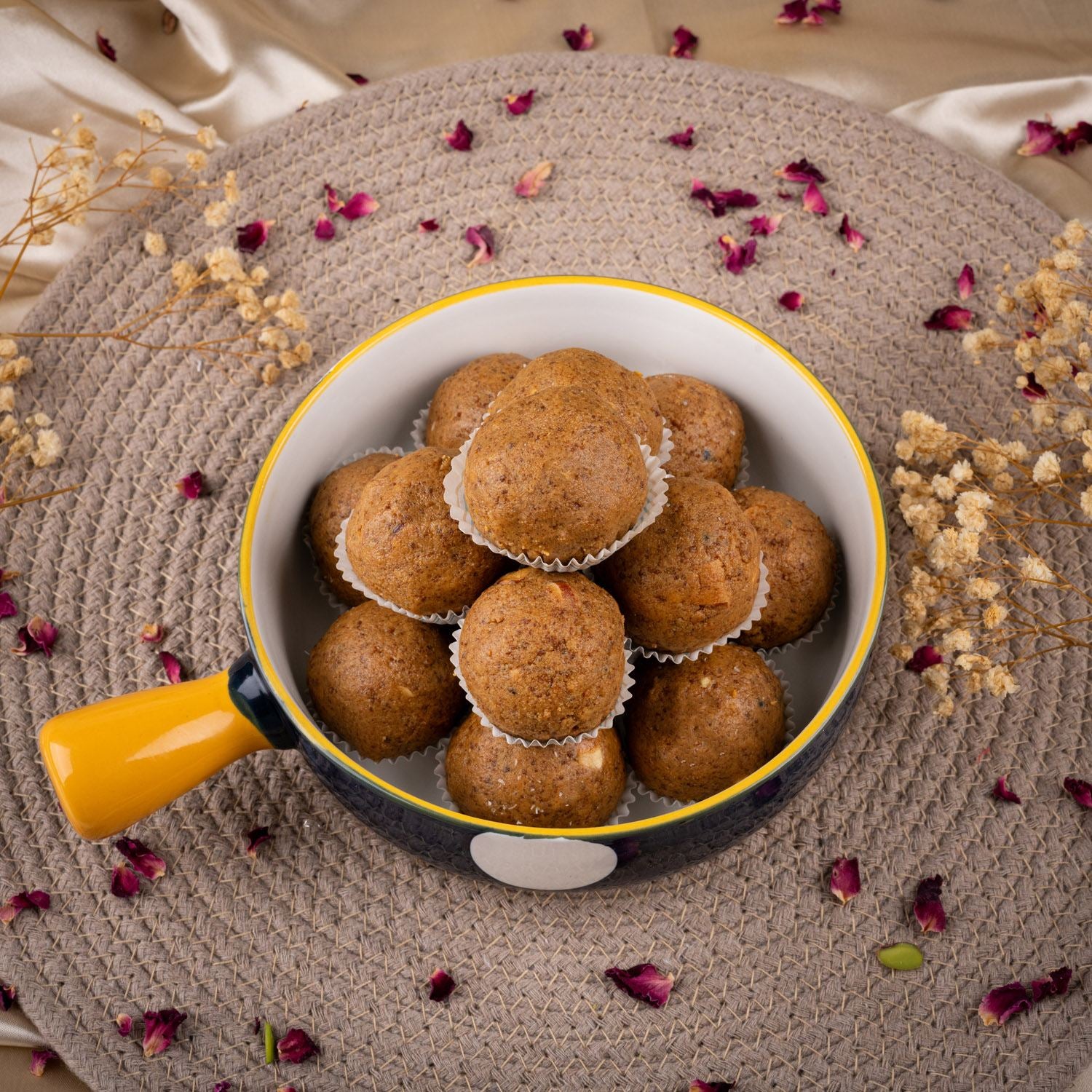 Besan Laddu Gud - Gud Mishri