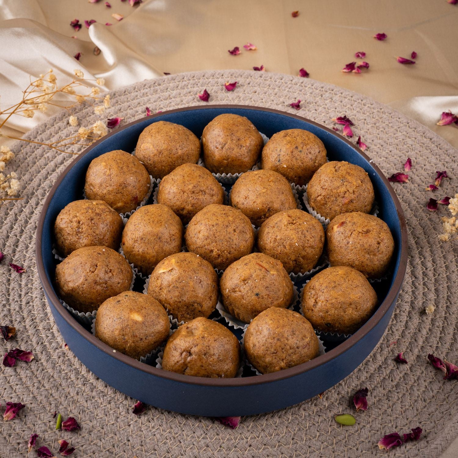 Besan Laddu Gud - Gud Mishri